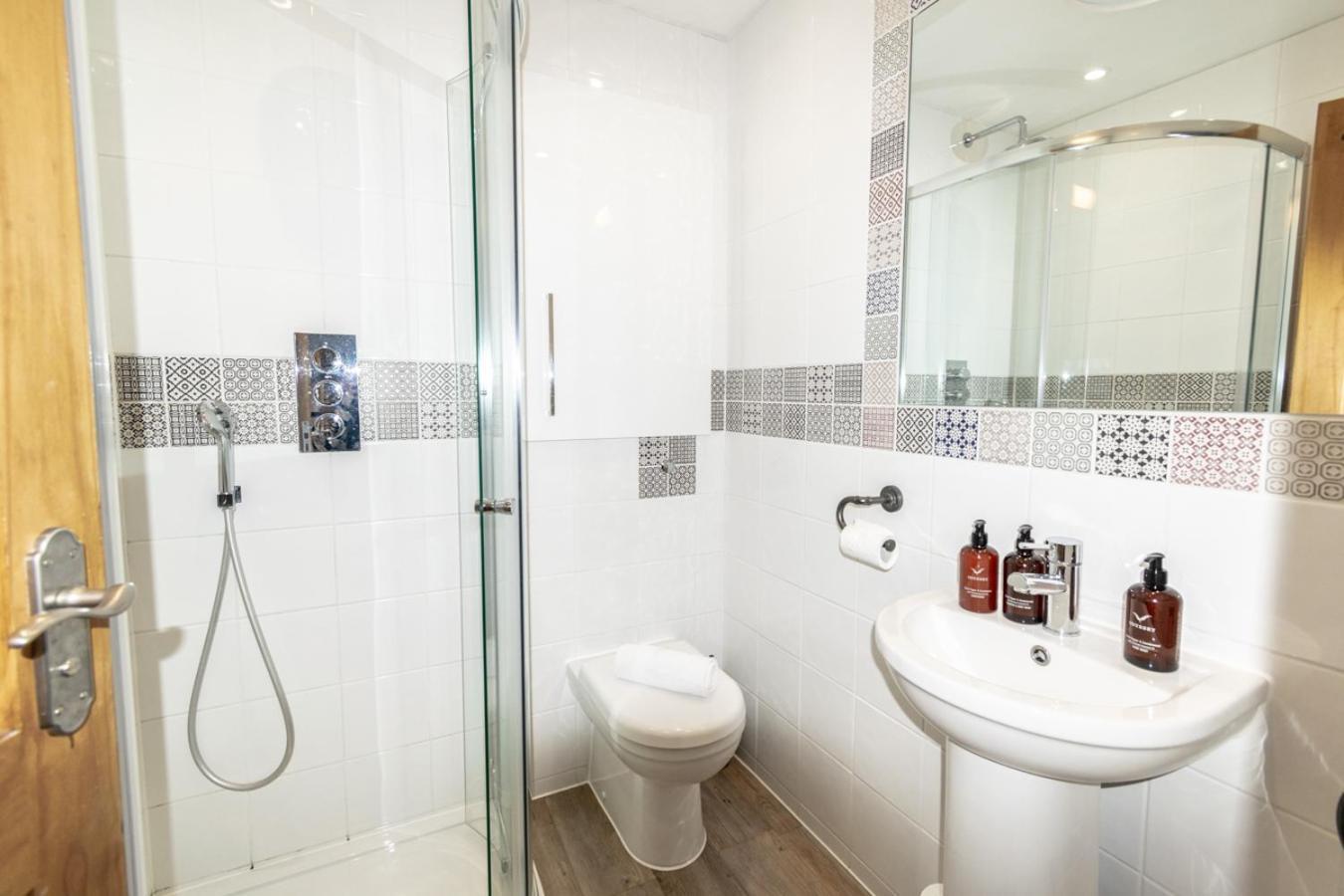 Stylish 2 Bedrooms Cosy & Bright Cottage, Pet Friendly, Sleeps 5, Titchfield Village - Summer Special Offer!! - By Blue Puffin Stays Екстериор снимка