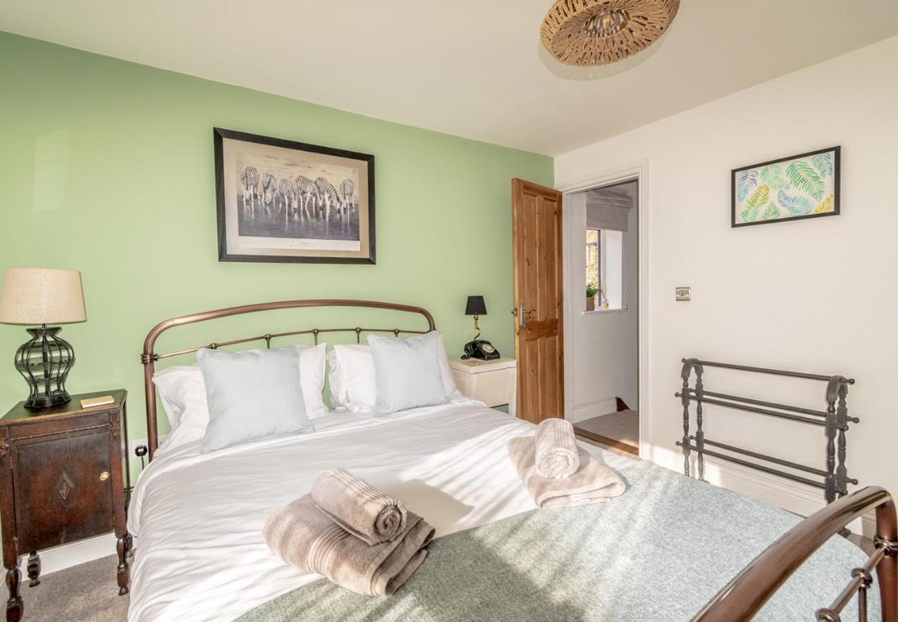 Stylish 2 Bedrooms Cosy & Bright Cottage, Pet Friendly, Sleeps 5, Titchfield Village - Summer Special Offer!! - By Blue Puffin Stays Екстериор снимка