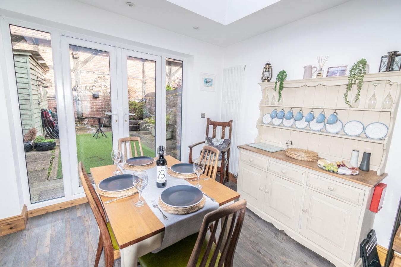 Stylish 2 Bedrooms Cosy & Bright Cottage, Pet Friendly, Sleeps 5, Titchfield Village - Summer Special Offer!! - By Blue Puffin Stays Екстериор снимка