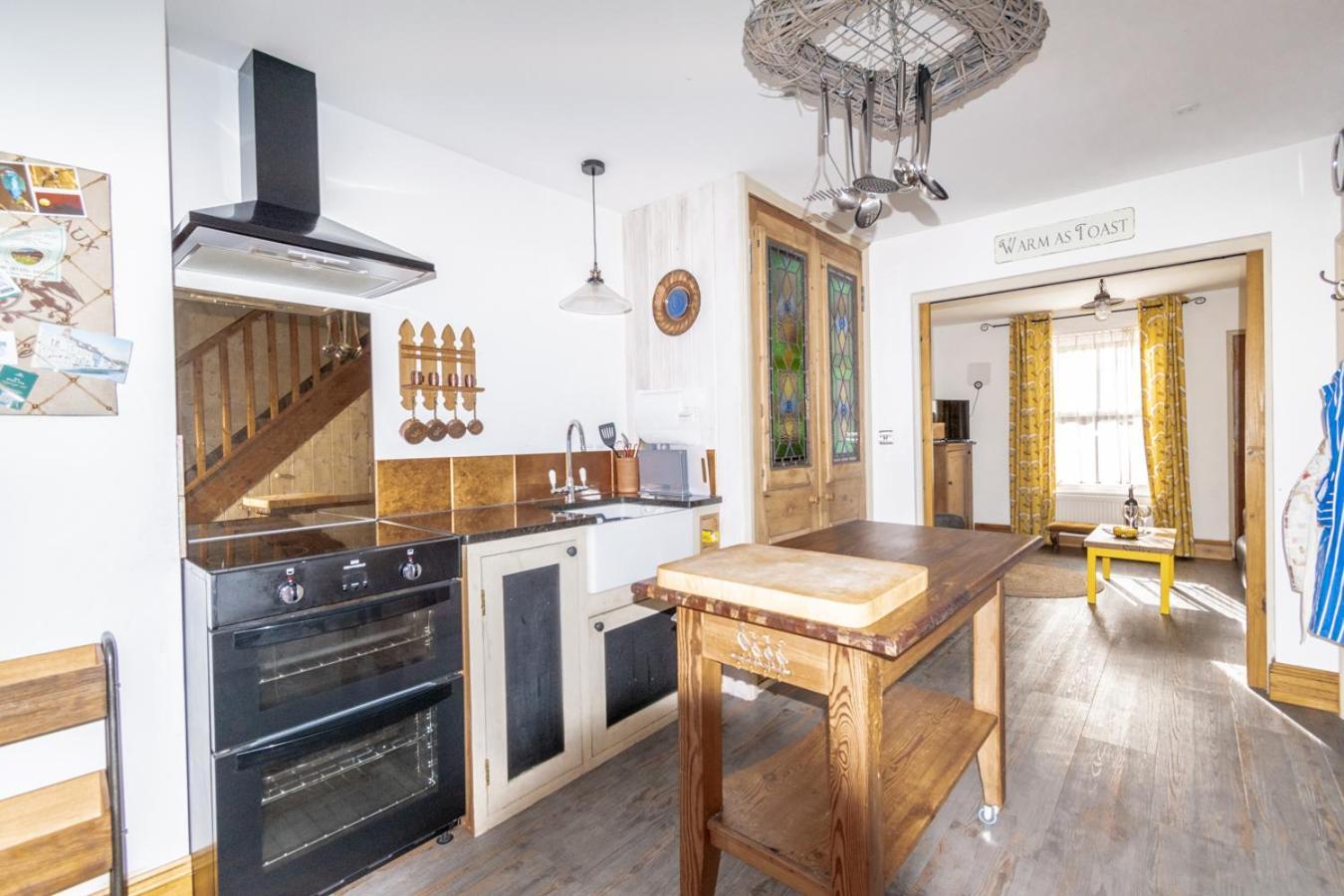 Stylish 2 Bedrooms Cosy & Bright Cottage, Pet Friendly, Sleeps 5, Titchfield Village - Summer Special Offer!! - By Blue Puffin Stays Екстериор снимка