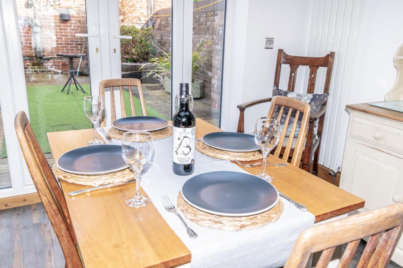 Stylish 2 Bedrooms Cosy & Bright Cottage, Pet Friendly, Sleeps 5, Titchfield Village - Summer Special Offer!! - By Blue Puffin Stays Екстериор снимка