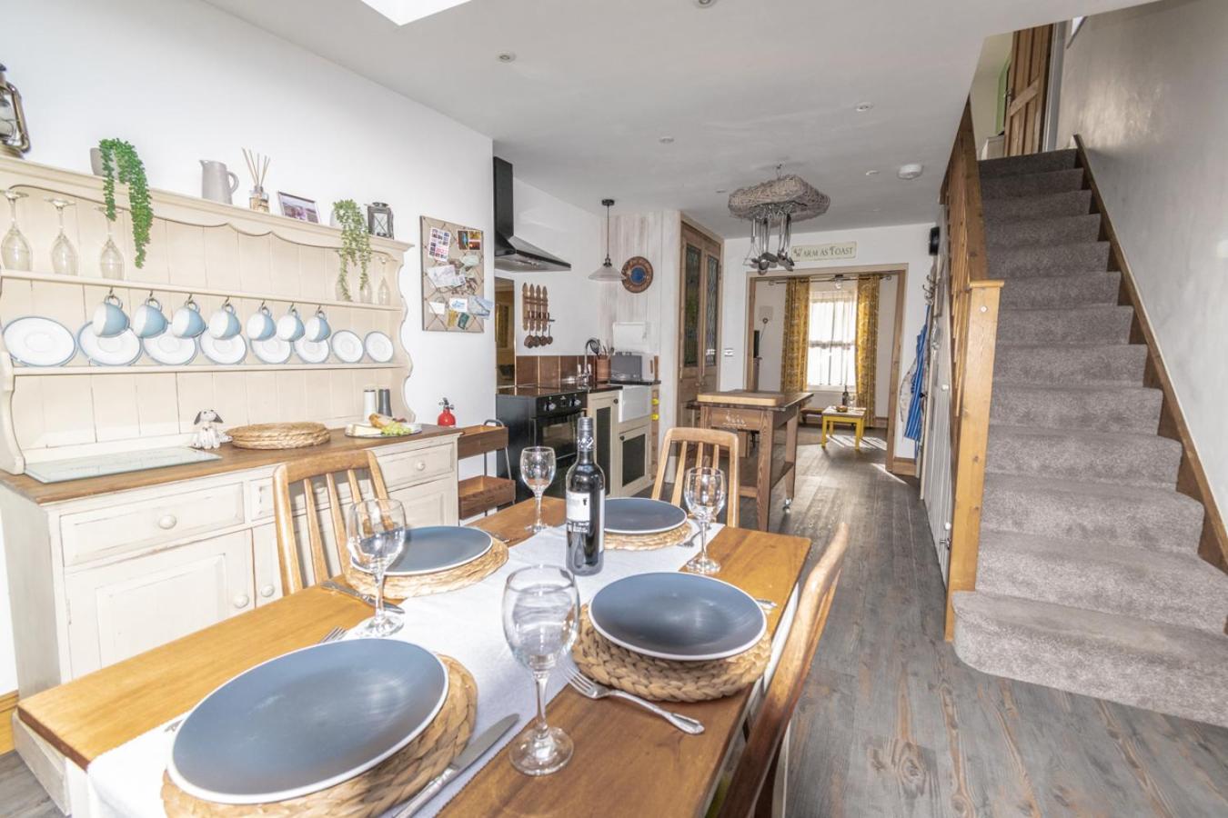 Stylish 2 Bedrooms Cosy & Bright Cottage, Pet Friendly, Sleeps 5, Titchfield Village - Summer Special Offer!! - By Blue Puffin Stays Екстериор снимка
