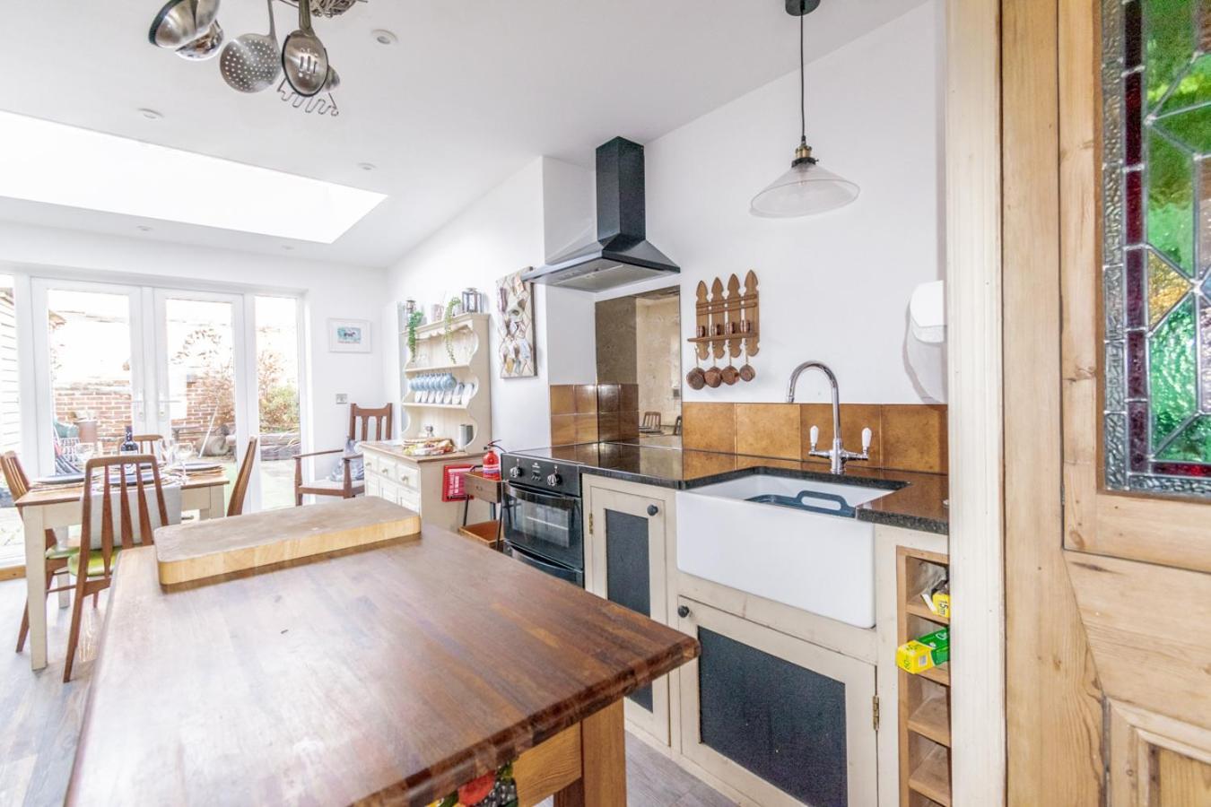 Stylish 2 Bedrooms Cosy & Bright Cottage, Pet Friendly, Sleeps 5, Titchfield Village - Summer Special Offer!! - By Blue Puffin Stays Екстериор снимка