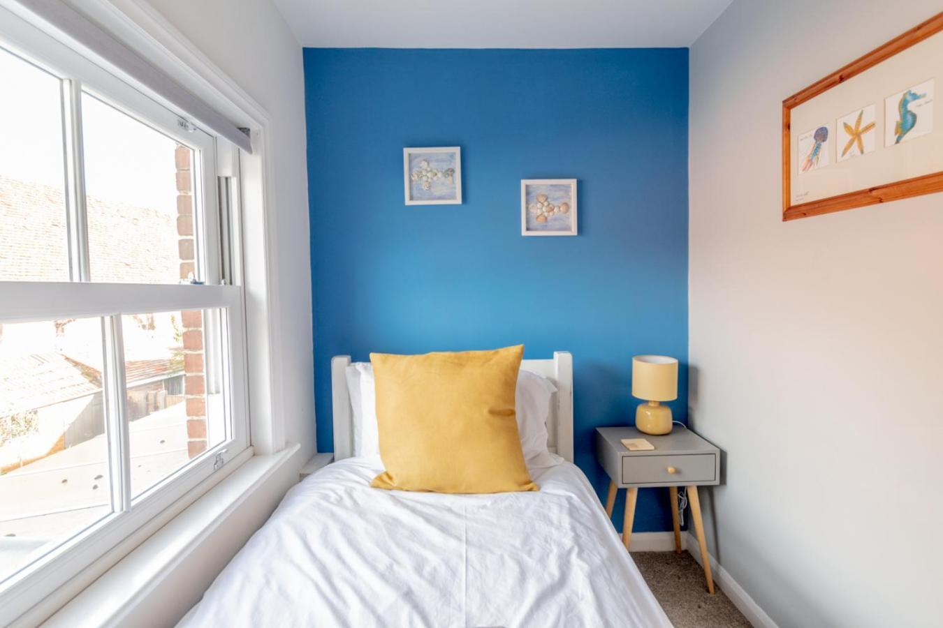 Stylish 2 Bedrooms Cosy & Bright Cottage, Pet Friendly, Sleeps 5, Titchfield Village - Summer Special Offer!! - By Blue Puffin Stays Екстериор снимка