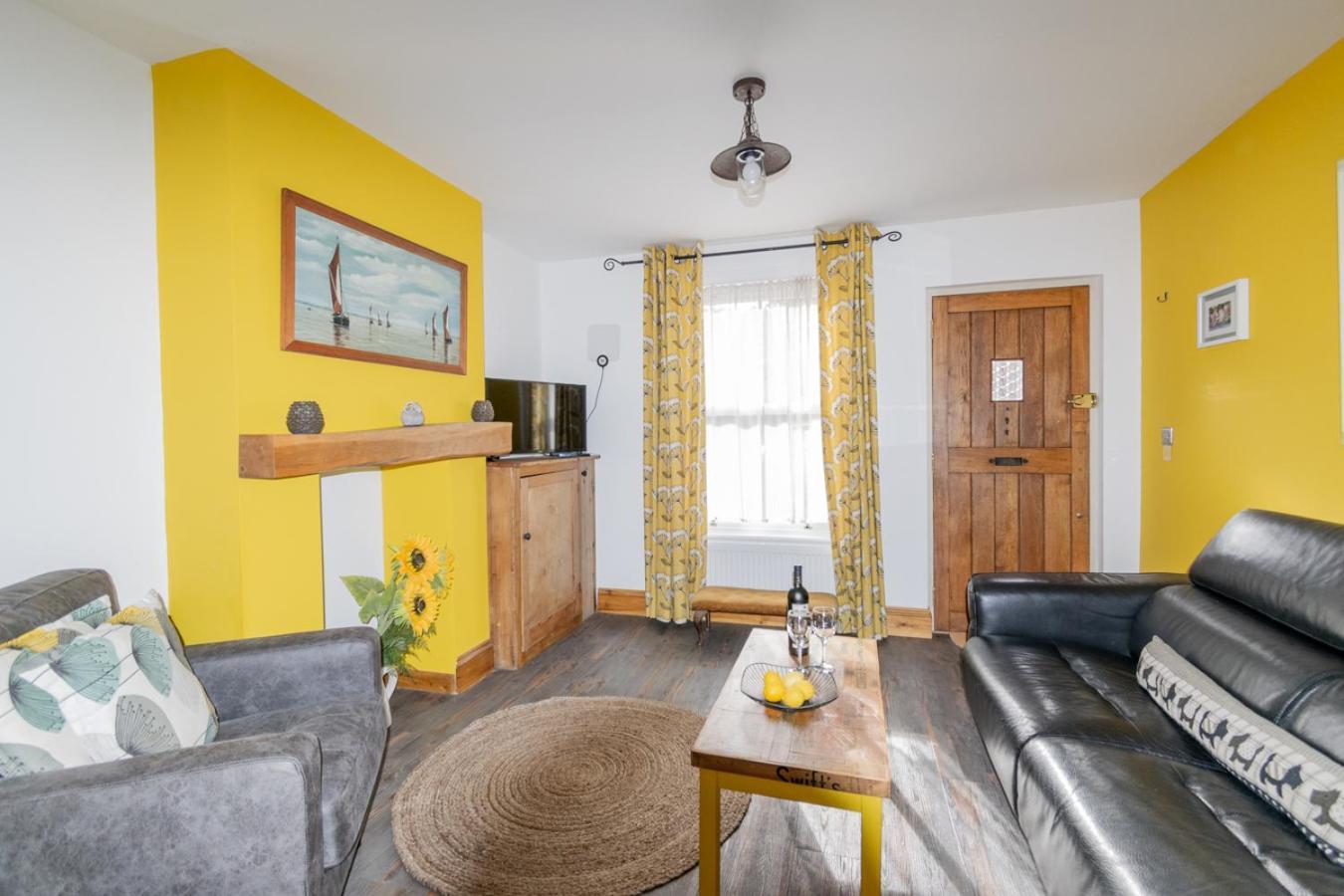 Stylish 2 Bedrooms Cosy & Bright Cottage, Pet Friendly, Sleeps 5, Titchfield Village - Summer Special Offer!! - By Blue Puffin Stays Екстериор снимка