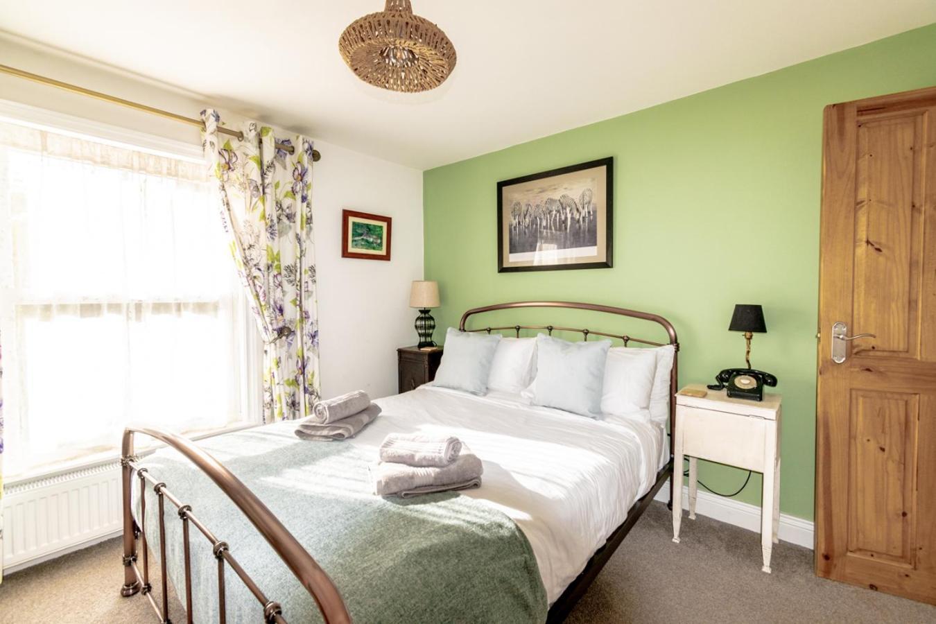 Stylish 2 Bedrooms Cosy & Bright Cottage, Pet Friendly, Sleeps 5, Titchfield Village - Summer Special Offer!! - By Blue Puffin Stays Екстериор снимка