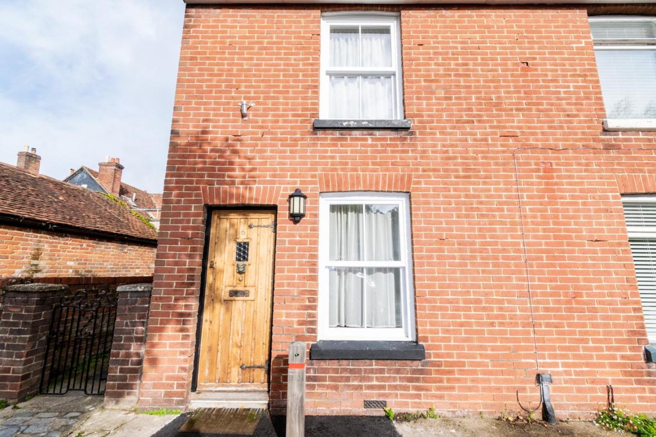 Stylish 2 Bedrooms Cosy & Bright Cottage, Pet Friendly, Sleeps 5, Titchfield Village - Summer Special Offer!! - By Blue Puffin Stays Екстериор снимка
