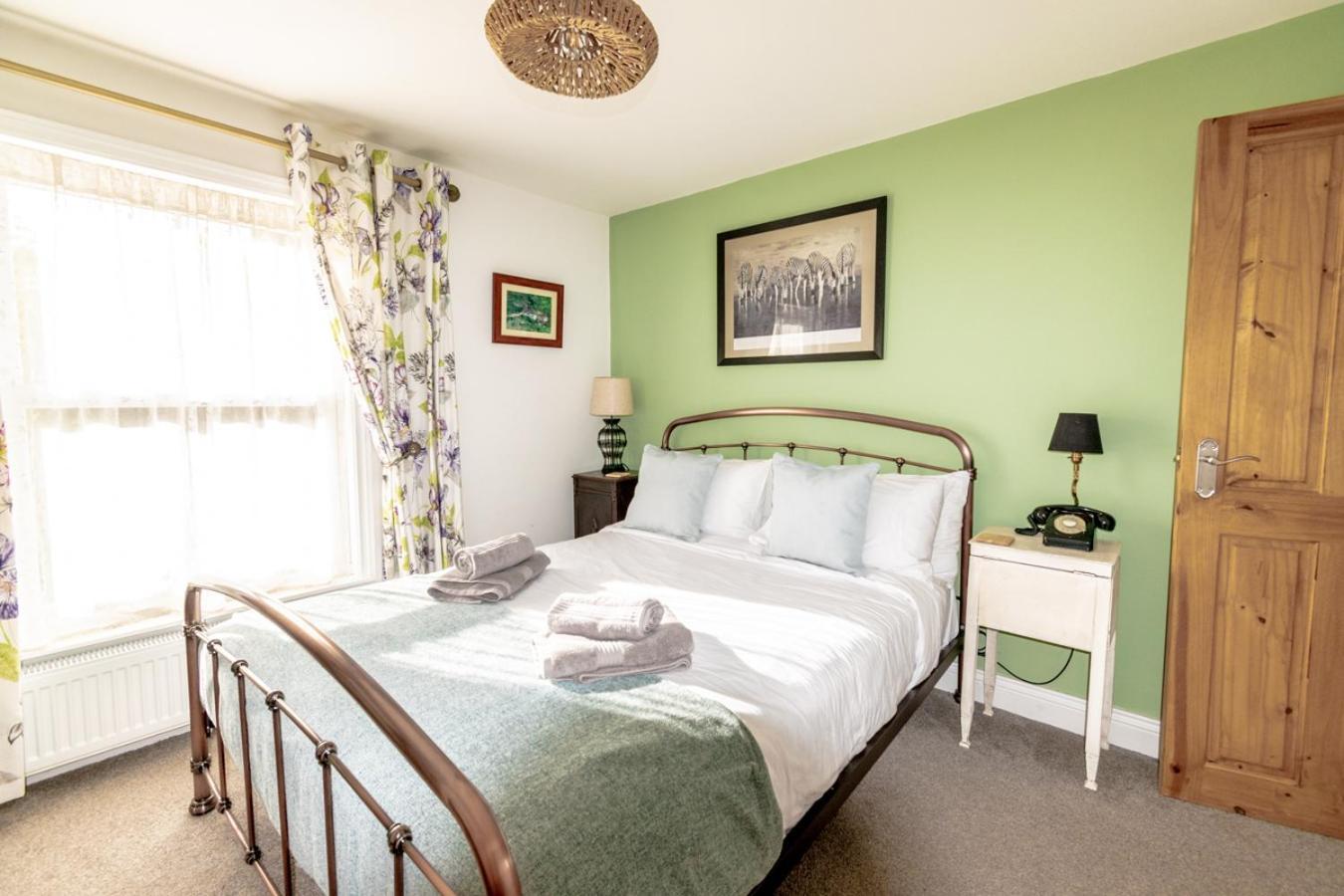 Stylish 2 Bedrooms Cosy & Bright Cottage, Pet Friendly, Sleeps 5, Titchfield Village - Summer Special Offer!! - By Blue Puffin Stays Екстериор снимка